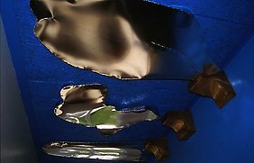 Tre olikformade bronsfärgade konstverk - Fjordvindens genomskinliga lyft