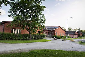 Foto på flera röda tegelhus - Sörgården