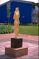 foto: Staty på två guldpersoner